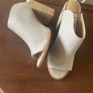 Woman’s Express Peep Toe Mules size 10 NWT